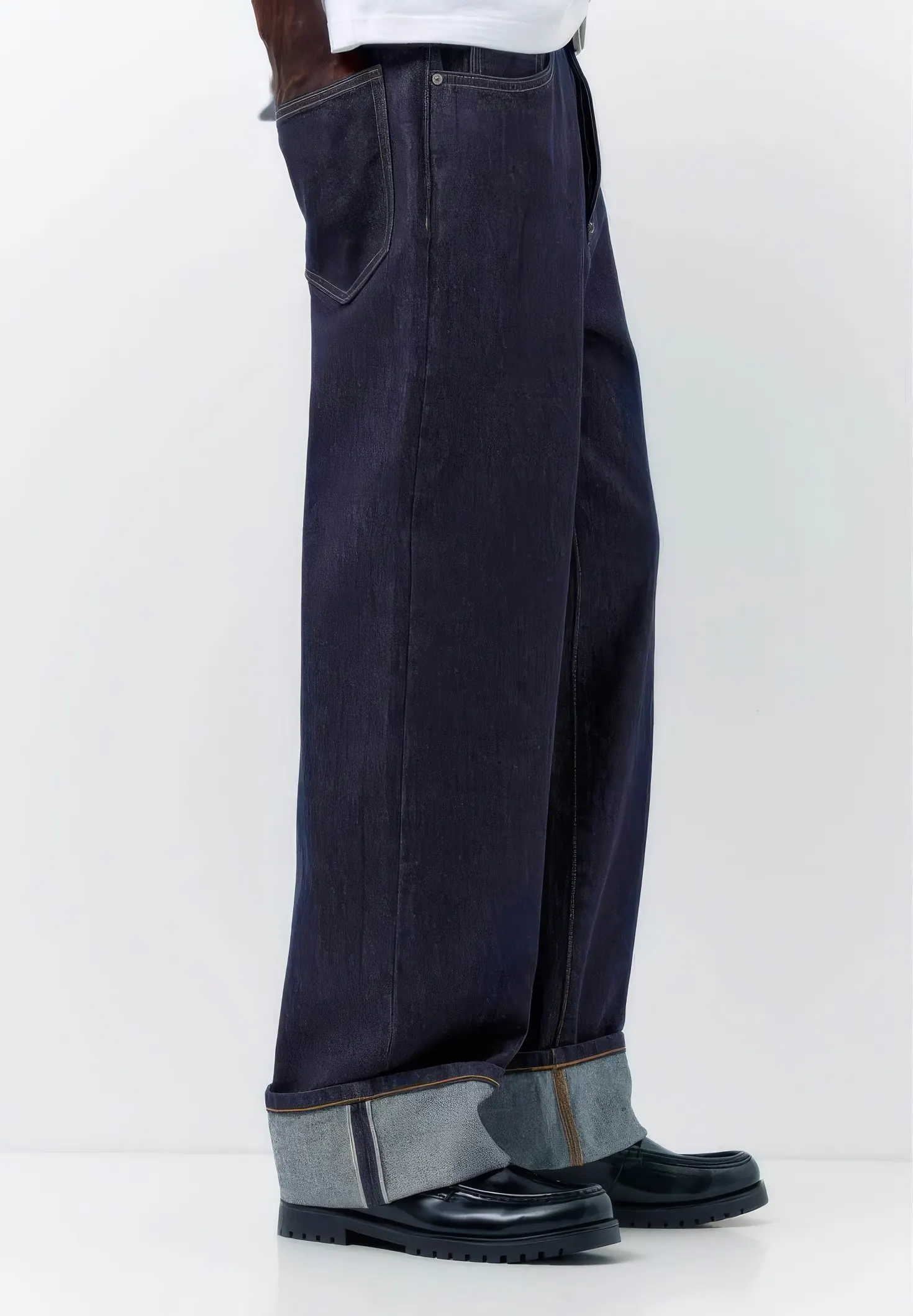 Джинсы Jeans Selvedge de Cire на человеке, подвороты с кромкой селвиджа и цветной нитью.
